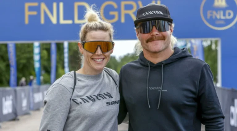 Bottas relaxes and cycles in Baja California with his girlfriend